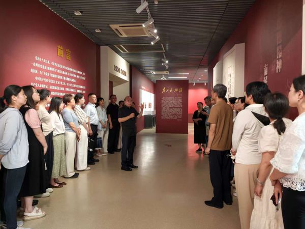 beat365官方登录入口中共党史资料馆馆长曹大臣为参观团体讲解